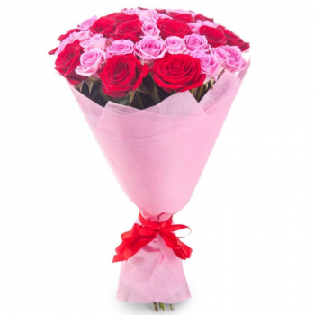 Букет из красных и розовых роз "Земляничная поляна"  45 шт.