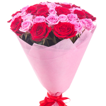Букет из красных и розовых роз "Земляничная поляна"  45 шт.
